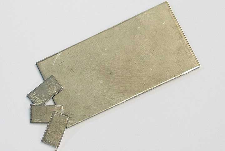 Em 1809, o químico inglês William Hyde Wollaston, erroneamente, concluiu que o tântalo e o colúmbio eram idênticos. Anos depois, o químico alemão Heinrich Rose estabeleceu que os minérios de tântalo continham um segundo elemento que foi batizado como nióbio.