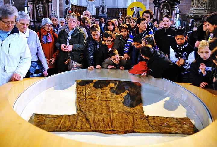 MANTO DE TREVIRIS - O Manto de Treviris, ou Túnica Sagrada, seria a vestimenta usada por Jesus antes de sua crucificação. A tradição diz que foi encontrada por Santa Helena. Está hoje na Catedral de Trier, na Alemanha. A importância da relíquia está em sua ligação com a humanidade de Cristo, representada pelo uso de uma veste simples.
