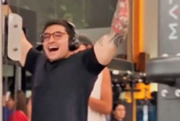 “Se eu quiser passar o dia aqui, eu passo. Eu faço academia aqui há quatro anos e ela quer me falar que tem tempo para eu ficar aqui (...) Eu vou ficar aqui agora e quero ver quem me tira. Se encostar em mim.. Nossa, eu estou tremendo de raiva”, disse o rapaz na gravação.