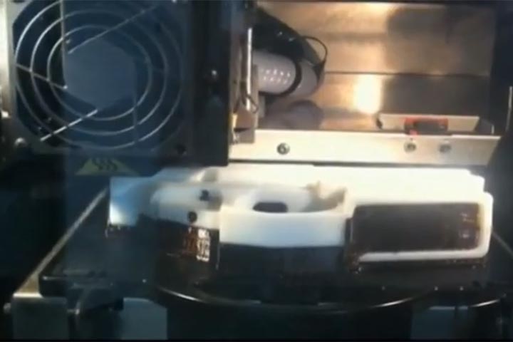 Em nota para o jornal mineiro “O Tempo”, a prefeitura de BH afirmou: “O código de edificações não trata sobre materiais ou tipologias construtivas, mas estabelece as normas e as condições para execução que abrangem estrutura, ventilação, iluminação, pé direito e afins.”
