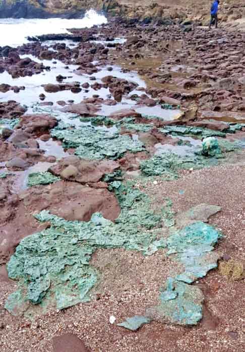 O plástico derretido se funde com os sedimentos formando cimento plástico e, consequentemente, essas rochas. Com isso, podemos denominar este fenômeno como rochas híbridas, equivalentes às naturais, concluiu.