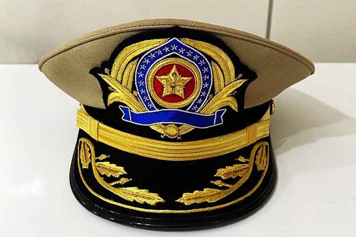 O kepi é um chapéu militar de aba curta, feito de algodão ou lã, comumente usado por tropas em várias partes do mundo. Ele é um símbolo de autoridade e disciplina, frequentemente visto em desfiles e cerimônias militares.