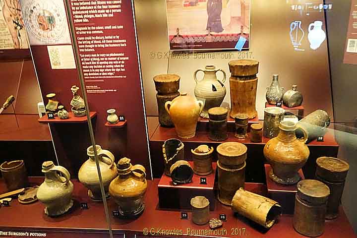 Também foram encontrados objetos pessoais, como vestimentas, moedas e até o esqueleto de um cão whippet (provavelmente um caçador de ratos).