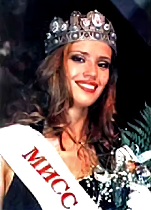 Anna Malova (2010) - A Miss Rússia perdeu o título após ser presa por falsificar receitas de analgésicos para seu próprio uso. Ela também havia roubado artigos de lojas. 
