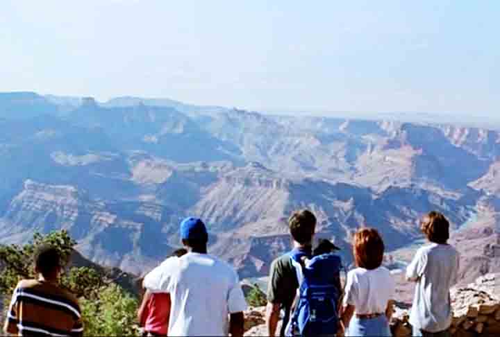 Grand Canyon: Ansiedade de uma Geração (1991): Este drama, que aborda conexões e dilemas humanos, tem o Grand Canyon como um ponto metafórico e real na história, destacando seu impacto visual e emocional.
