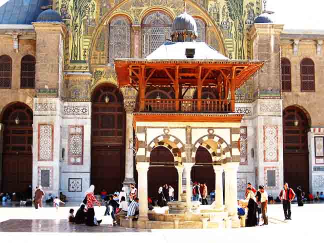 Assim, localizada no coração de Damasco, foi construída no início do século VIII pela califa omíada Al-Walid I. Essa rica história faz dela um símbolo de continuidade e convivência de diferentes culturas e religiões na região.