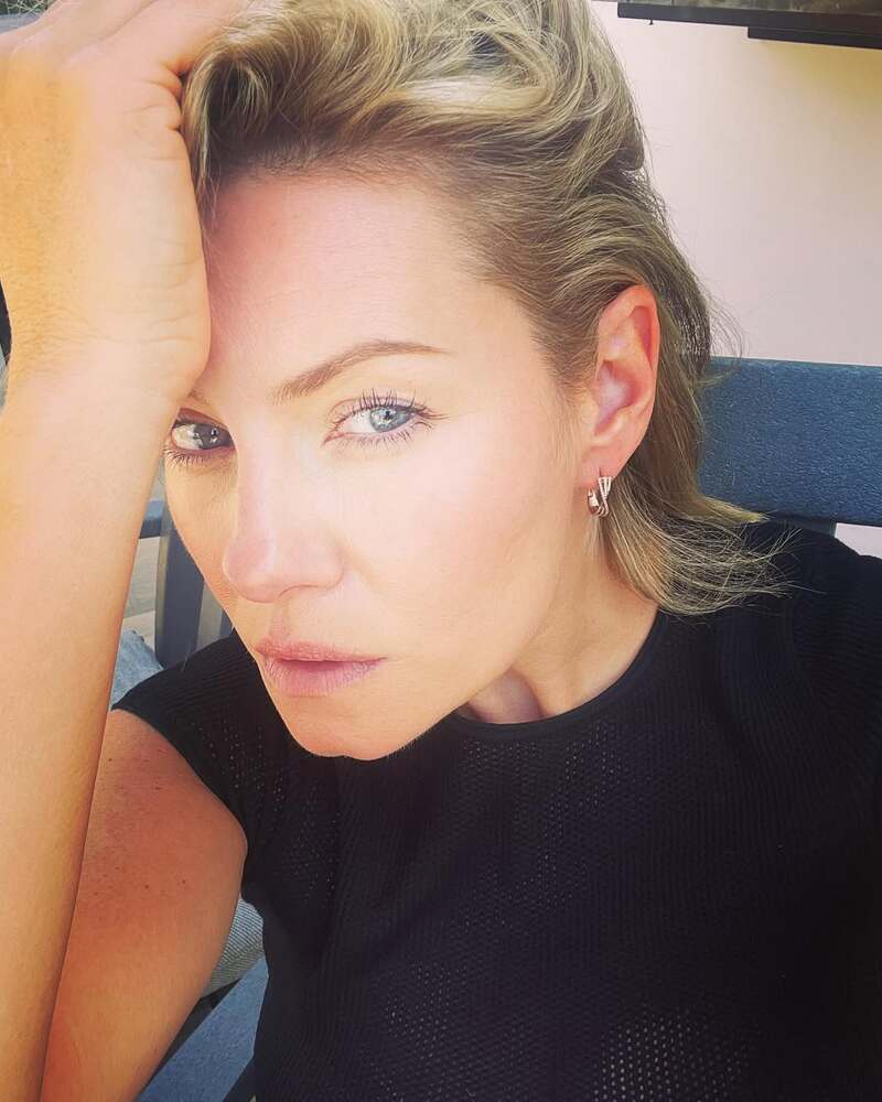 Elisha Cuthbert (30 de novembro de 1982) - A canadense iniciou sua carreira como apresentadora do programa de televisão canadiano para crianças Popular Mechanics for Kids. Deu vida a Kim Bauer, filha de Jack Bauer no premiado seriado de ação 24 horas e estrelou Um show de vizinha.