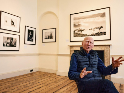 Sebastião Salgado morre, aos 81 anos, nesta sexta-feira, 23 de maio de 2025. Na imagem, o fotógrafo brasileiro fala durante uma entrevista à AFP, na Somerset House, em Londres, em 18 de abril de 2024. 