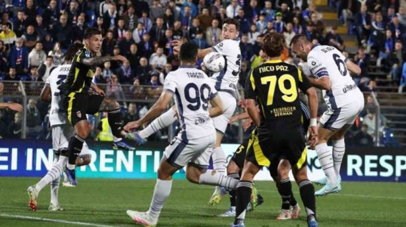 Com um a mais desde o fim do 1° tempo, Nerazzurri batem os Lariani por 2 a 0. Porém, Napoli também vence e levanta o caneco na Itália