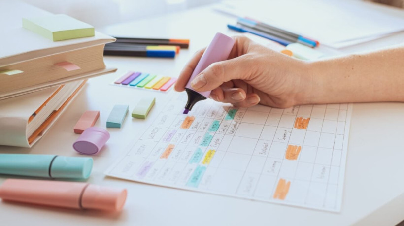 Montar um cronograma de estudos diminui a sobrecarga e a ansiedade com o vestibular (Imagem: Lokana | Shutterstock) 