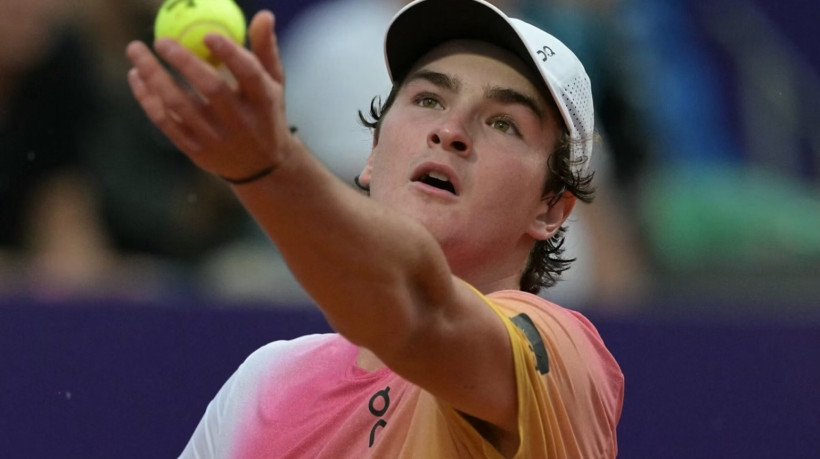 João Fonseca estreia neste domingo em Roland Garros, o Grand Slam francês, e encara o polonês Hubert Hurkacz em seu maior desafio no tênis até aqui.