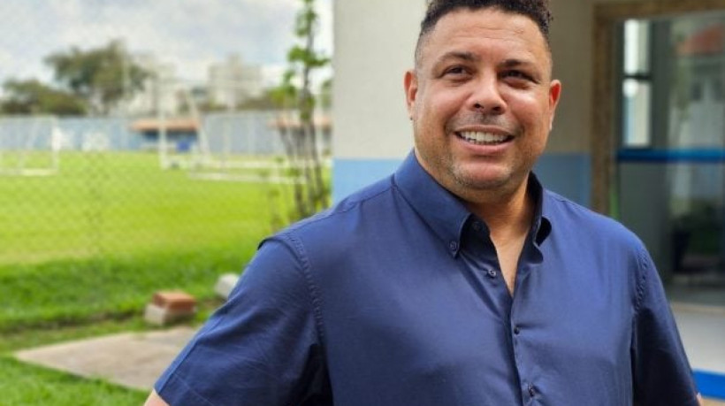 Após novo rebaixamento e pressão da torcida, ex-jogador repassa ações do clube; negócio de 50 milhões de euros aguarda aprovação oficial