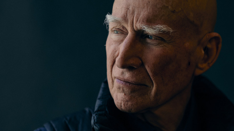 Sebastião Salgado morre, aos 81 anos, nesta sexta-feira, 23 de maio de 2025. Na imagem, o fotógrafo brasileiro fala durante uma entrevista à AFP, na Somerset House, em Londres, em 18 de abril de 2024