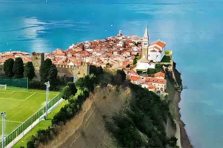 Entre os pontos turísticos mais famosos da Eslovênia estão a Caverna de Postojna (habitat de salamandras), o Lago Bled e a cidade de Piran.
