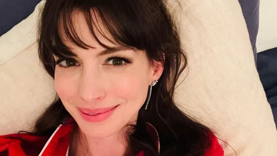 Anne Hathaway (12 de novembro de 1982) - Foi descoberta pela Disney, onde estrelou Diário de Uma Princesa e ganhou o Oscar de atriz coadjuvante pela atuação em Os Miseráveis (2012). Atuou em obras como O Diabo Veste Prada, Amor e Outras Drogas e Interstellar.