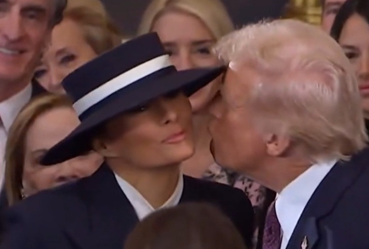 As redes bombaram quando o chapéu 'da antipatia' impediu até mesmo que o marido lhe desse um beijo durante a cerimônia de posse. A tentativa de Trump se aproximando sem sucesso por causa do chapéu da mulher, e desistindo do beijo, sorrindo amarelo depois, correu as redes. 
