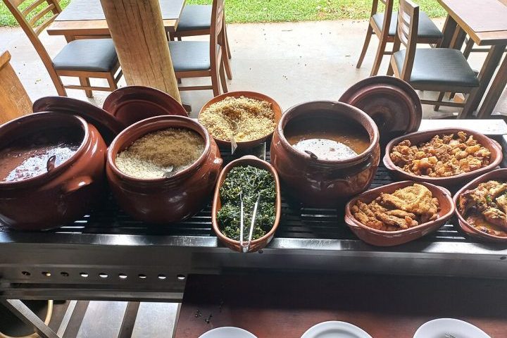 Muito apreciado como acompanhamento de pratos típicos, como a feijoada ou o virado à paulista, o torresmo também é consumido sozinho, como tira-gosto.