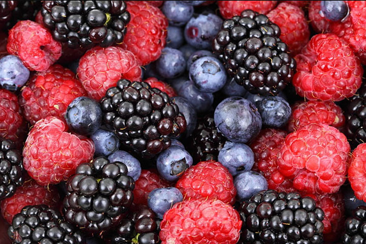 Dessa forma, as berries mais escuras contêm fitoquímicos e outros elementos protetores que previnem o estresse oxidativo que ocorre no corpo durante atividades extenuantes.
