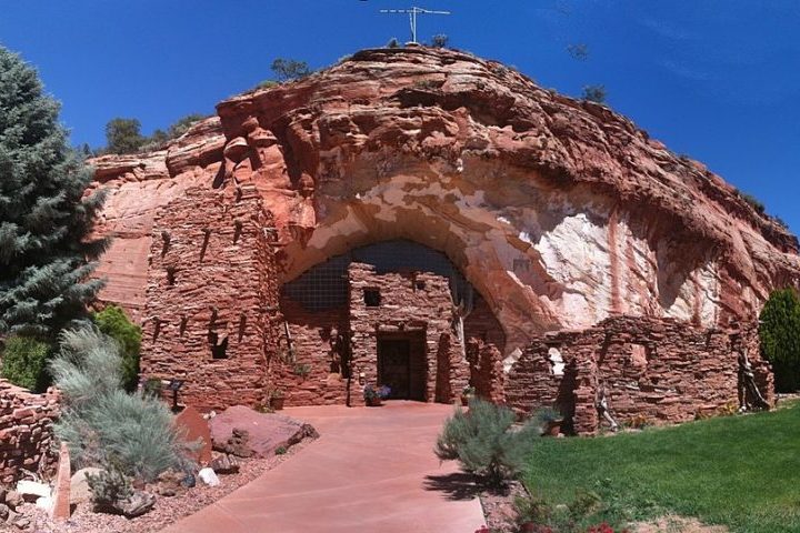 Moqui Cave (Caverna Moqui), Utah: É uma atração que desperta curiosidade online devido a supostas histórias indígenas e seu passado como bar clandestino na Lei Seca. 