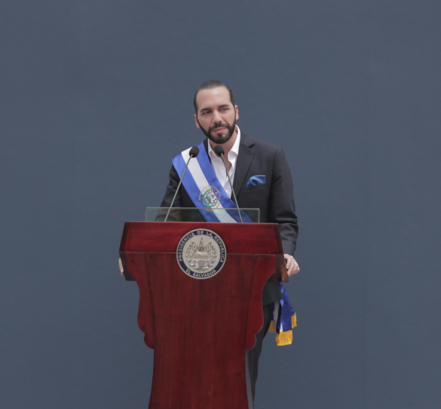 Em 2021, El Salvador foi o primeiro país do mundo a adotar o bitcoin como moeda oficial de curso oficial ao lado do dólar americano. No anúncio, o presidente Nayib Bukele deu tons épicos para a medida ao dizer que ela iria “revolucionar a economia” local. 

