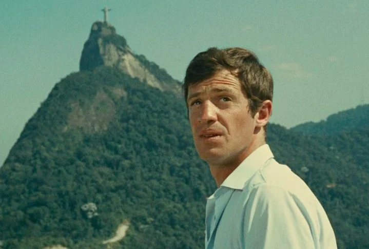 O Homem do Rio (1964): Neste filme de ação francês, Jean-Paul Belmondo vive um aventureiro que precisa encontrar um tesouro escondido no Rio de Janeiro. Em sua jornada, ele escala o Cristo Redentor em uma cena memorável.