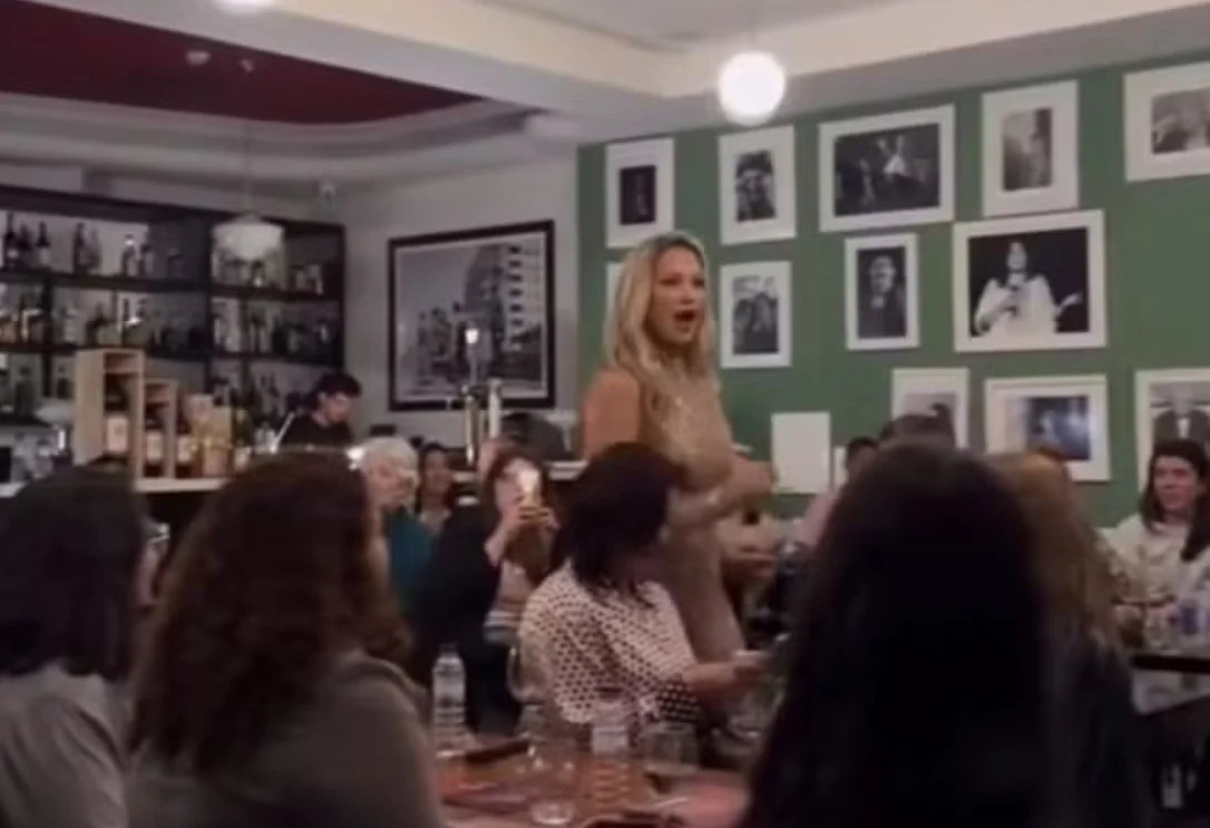 A atriz Luana Piovani, que está longe da televisão desde 2022, está em cartaz em Portugal com uma peça musical pouco convencional chamada “Cantos da Lua”. 
