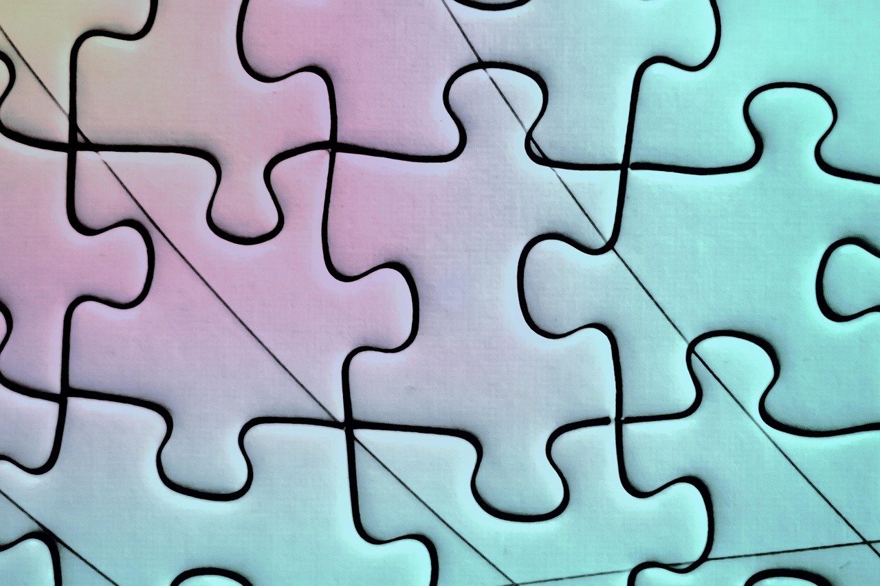 A dificuldade do quebra-cabeça pode variar de acordo com a quantidade de peças, a complexidade da imagem e o formato das peças. 