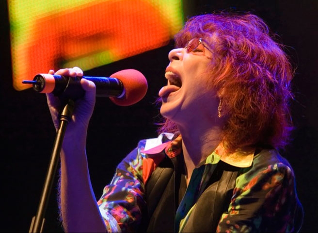 A trajetória de Rita Lee foi marcada não apenas por seu talento, mas também por sua postura autêntica e sua atitude frente a alguns padrões estabelecidos, o que a tornou ainda mais admirada pelos fãs.
