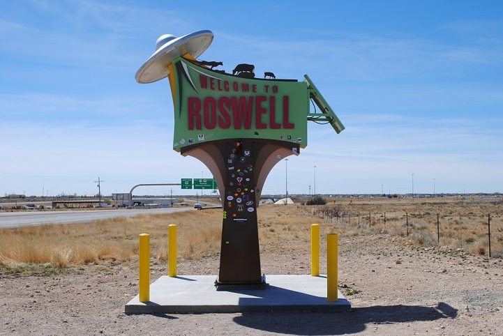 Roswell, Novo México: O local ficou famoso por teorias de que uma nave alienígena teria caído lá em 1947, apesar da versão oficial afirmar que foi apenas um balão meteorológico.