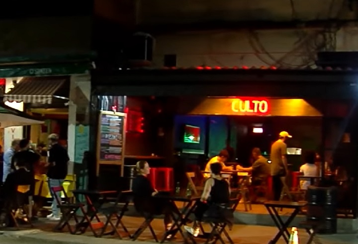 Uma dica dada pela revista foi fazer o chamado bar crawl (algo como baratona, ou seja, passar por vários bares), como curtir um samba no no Mãe Joana ou um rock no Culto, e depois um Hip Hop no Macuna.