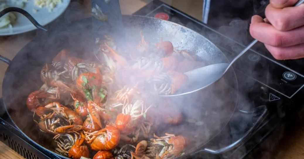 No Brasil, o camarão cinza, por exemplo, tem origem no Oceano Pacífico, mas é frequentemente cultivado em viveiros de água salgada, principalmente no Nordeste (Bahia, Rio Grande do Norte, Ceará e Pernambucano).