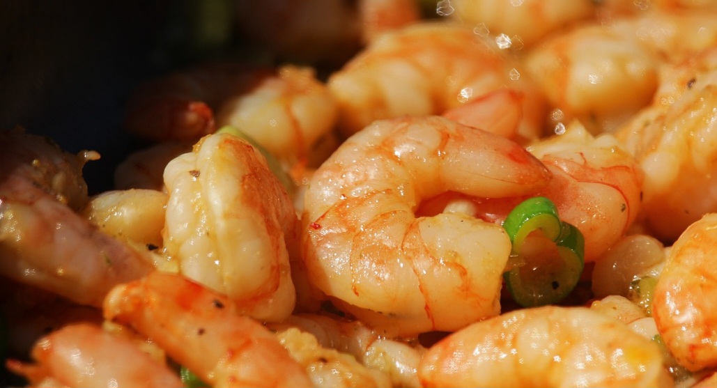 O camarão tem alto teor de proteínas e aminoácidos essenciais e de alta digestibilidade e baixo teor  de gordura. Além disso, contém ômega 3, ômega 6 e nutrientes como cálcio, potássio, sódio, fósforo, ferro e zinco, assim como vitaminas do complexo B.