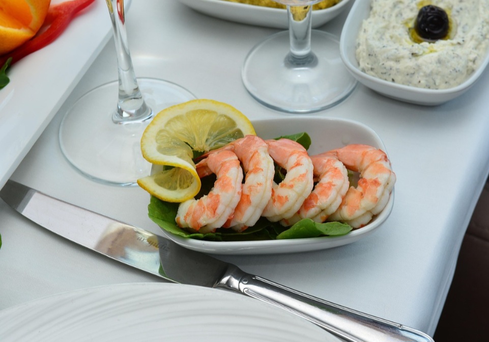 Além dos ácidos graxos do tipos  ômega 3, que melhora a memória e a concentração, a astaxantina também tem ação protetora dos neurônios. Assim, diminui-se o risco de perda de memória e doenças neurodegenerativas, como o Alzheimer.