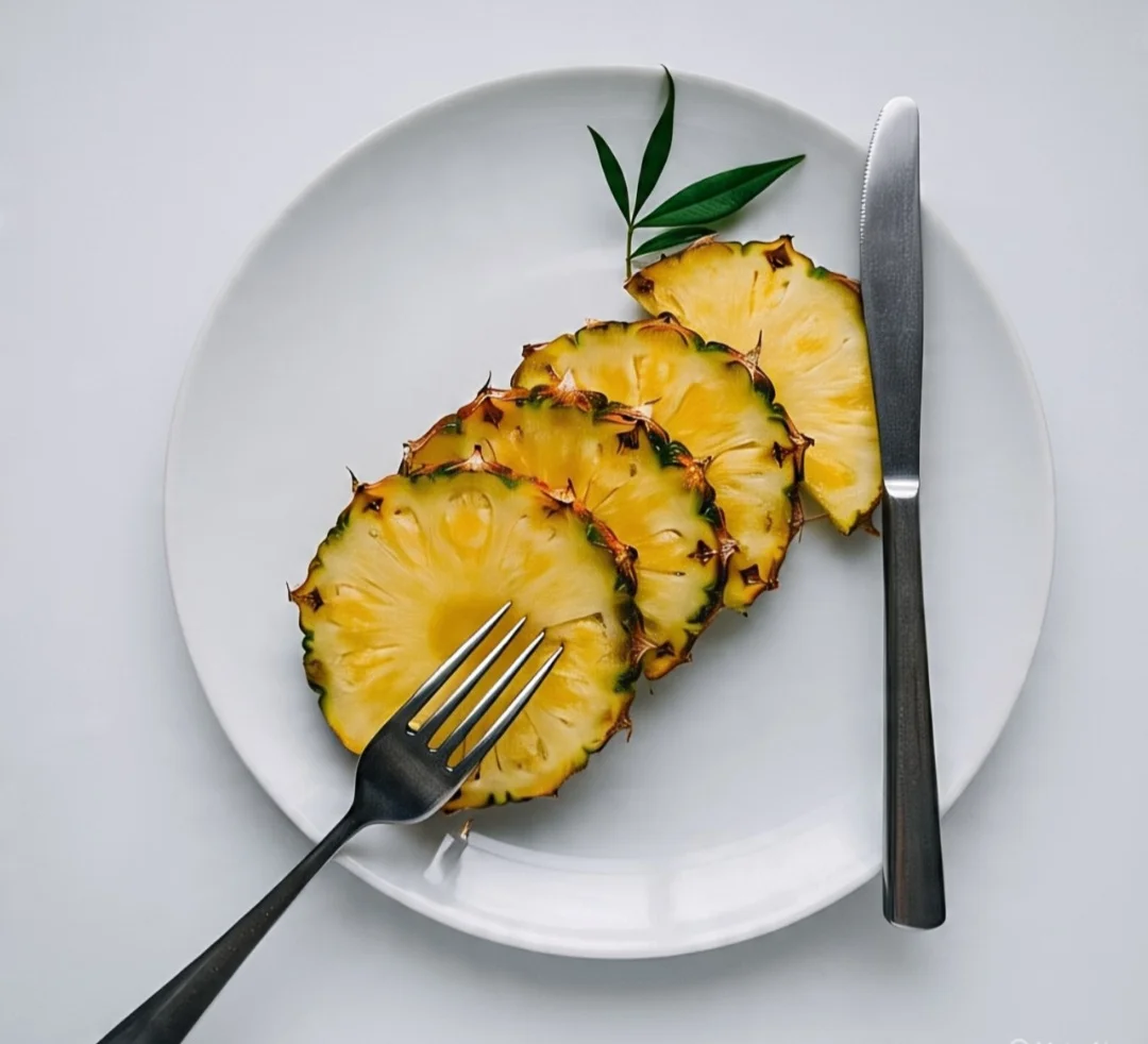 É um fruto que pode ajudar a reduzir o risco de doenças cardíacas devido à sua ação antioxidante e à presença de nutrientes que contribuem para a saúde cardiovascular.