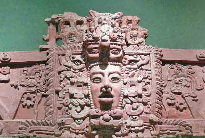 Segundo a cultura dos Maias, ao concluírem a criação do universo, os deuses perceberam que esqueceram algo crucial: criar um ser responsável por levar seus desejos e pensamentos de um lugar para outro, uma espécie de mensageiro.