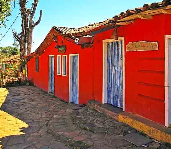 Hoje, essa falta de pressa se transformou em seu maior patrimônio. As ruas ainda guardam o traçado colonial, e muitas construções foram restauradas para preservar a estética original.