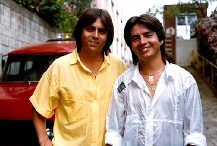 Chitãozinho e Xororó são naturais da cidade de Astorga, no interior do Paraná. Eles nasceram nos anos 50 e trilharam o caminho da música desde cedo. 
