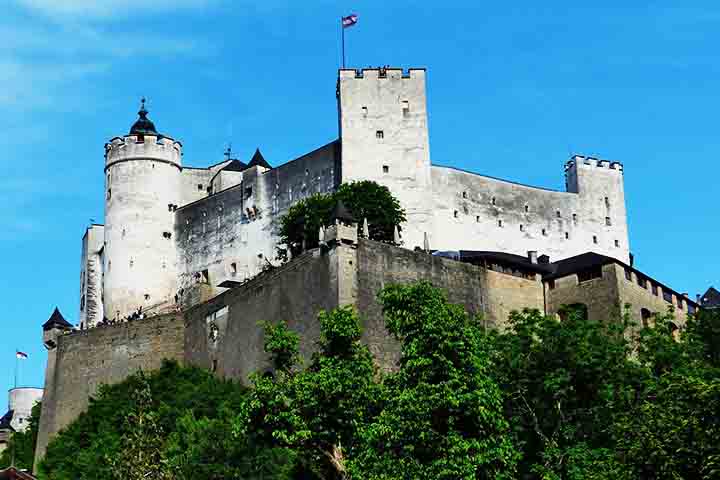 A subida pode ser feita a pé ou de funicular. Além de sua importância histórica, o local proporciona uma experiência única para quem deseja mergulhar na atmosfera do passado.