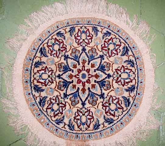 A origem da tapeçaria remonta a civilizações antigas como a persa, a egípcia e a chinesa. Registros indicam que tapetes eram usados há mais de dois mil anos para decoração, isolamento térmico e até como símbolos de status. 