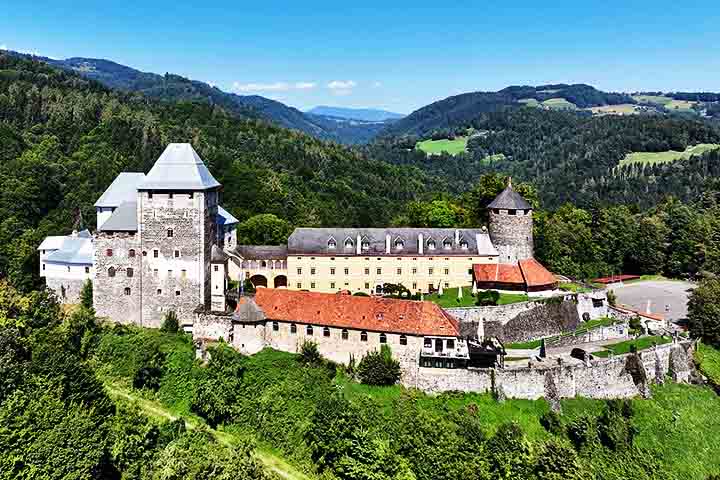 Erguida no século XI, a Fortaleza de Hohensalzburg é um dos castelos medievais mais bem preservados da Europa. Localizada no alto de uma colina, oferece vistas panorâmicas incríveis da cidade e dos Alpes. Dentro da fortaleza, os visitantes podem visitar salões históricos, museus e exposições sobre a vida medieval.