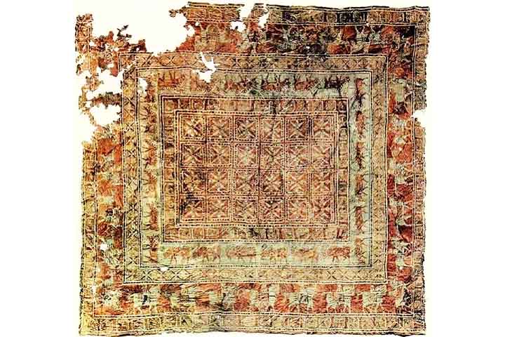 O tapete Pazyryk, encontrado congelado na Sibéria e datado do século V a.C., é considerado o mais antigo do mundo. Com o tempo, a técnica se expandiu para a Europa e outras regiões, ganhando características próprias em cada cultura.