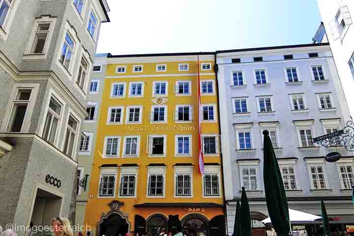 Localizada na charmosa Getreidegasse, a Casa Natal de Mozart é um dos museus mais visitados de Salzburgo. O famoso compositor Wolfgang Amadeus Mozart nasceu ali em 1756, e o espaço exibe objetos pessoais, partituras originais e instrumentos musicais do artista.