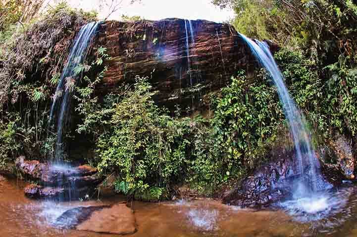 A Cachoeira dos Três Pingos é um refúgio escondido, acessível por uma trilha leve e agradável. Com três quedas d’água que escorrem suavemente pelas pedras, o local é perfeito para um banho gelado nos dias — já frios — de Lavras Novas.