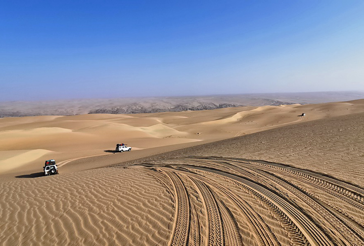 Costa dos Esqueletos (Namíbia): É uma desolada e árida faixa costeira localizada no sudoeste da Namíbia, na África. O nome é por conta da presença de inúmeros destroços de navios que encalharam ao longo da costa devido às fortes correntes, névoas e ventos turbulentos. 