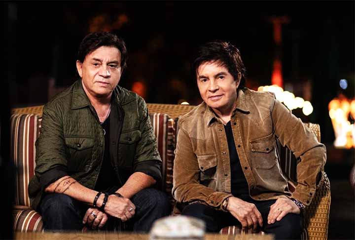 Em 1993, a dupla igualou feito até então exclusivo de Roberto Carlos entre cantores brasileiros ao atingir o primeiro lugar da Billboard, revista americana que traz famoso ranking das músicas mais tocadas. Com “Guadalupe”, que à época era tema de abertura de uma novela de Miami, eles obtiveram essa marca.
