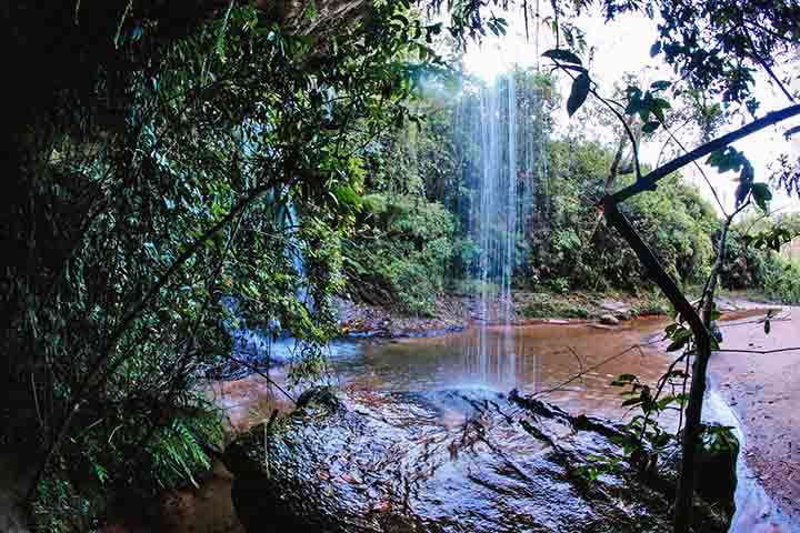 A vegetação ao redor emoldura a cena com perfeição. Não há infraestrutura, mas talvez aí esteja o charme: natureza pura, como veio ao mundo.