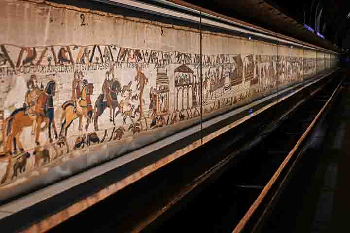 Com quase 70 metros de comprimento, essa peça bordada não é exatamente um tapete, mas uma tapeçaria, usada para contar uma história visualmente. Sua riqueza de detalhes e seu valor histórico a tornam um dos maiores tesouros da Idade Média.