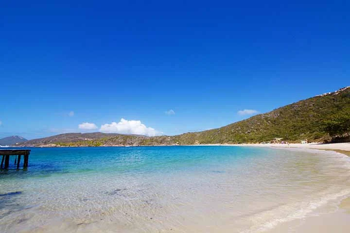 A Praia do Forno é uma das mais famosas de Arraial do Cabo, acessível por trilha ou barco. Com cerca de 500 metros, tem águas coloridas, tranquilas e ideais para mergulho com snorkel, onde é possível ver tartarugas e até uma fazenda de ostras.