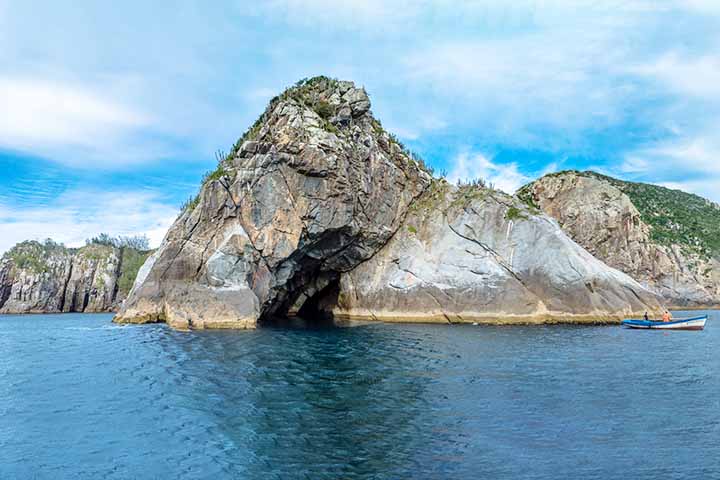 Mesmo fora do fenômeno, o trajeto é espetacular e passa por outros atrativos, como a imagem de Nossa Senhora na rocha e o buraco causado por um suposto meteorito. Fique atento: golfinhos podem aparecer!