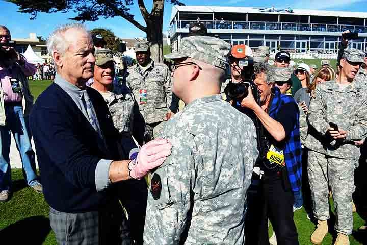 Além disso, Geena Davis revelou experiências desconfortáveis que viveu com Bill Murray durante as gravações de Não Tenho Troco (1991). Os relatos estão no livro de memórias da artista, Dying of Politeness.